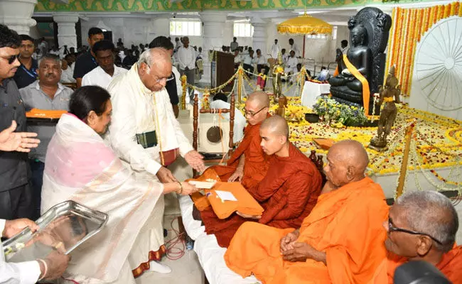 ಧರ್ಮಕ್ಕಿಂತ ದೇಶ ದೊಡ್ಡದು, ಸಂಕಷ್ಟದ ಕಾಲದಲ್ಲಿ ಒಟ್ಟಾಗಿರೋಣ : ಮಲ್ಲಿಕಾರ್ಜುನ ಖರ್ಗೆ ಧರ್ಮಕ್ಕಿಂತ ದೇಶ ದೊಡ್ಡದು, ಸಂಕಷ್ಟದ ಕಾಲದಲ್ಲಿ ಒಟ್ಟಾಗಿರೋಣ : ಮಲ್ಲಿಕಾರ್ಜುನ ಖರ್ಗೆ