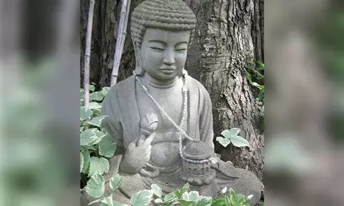 ಬುದ್ಧ ಪ್ರತಿಮೆಗಳ ನಡುವೆ