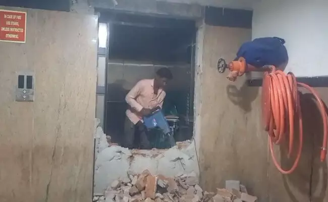 ಕಲಬುರಗಿ | ತಾಂತ್ರಿಕ ದೋಷ; ಲಿಫ್ಟ್ನಲ್ಲಿ ಸಿಲುಕಿದ 9 ಮಂದಿಯ ರಕ್ಷಣೆ ಕಲಬುರಗಿ | ತಾಂತ್ರಿಕ ದೋಷ; ಲಿಫ್ಟ್ನಲ್ಲಿ ಸಿಲುಕಿದ 9 ಮಂದಿಯ ರಕ್ಷಣೆ