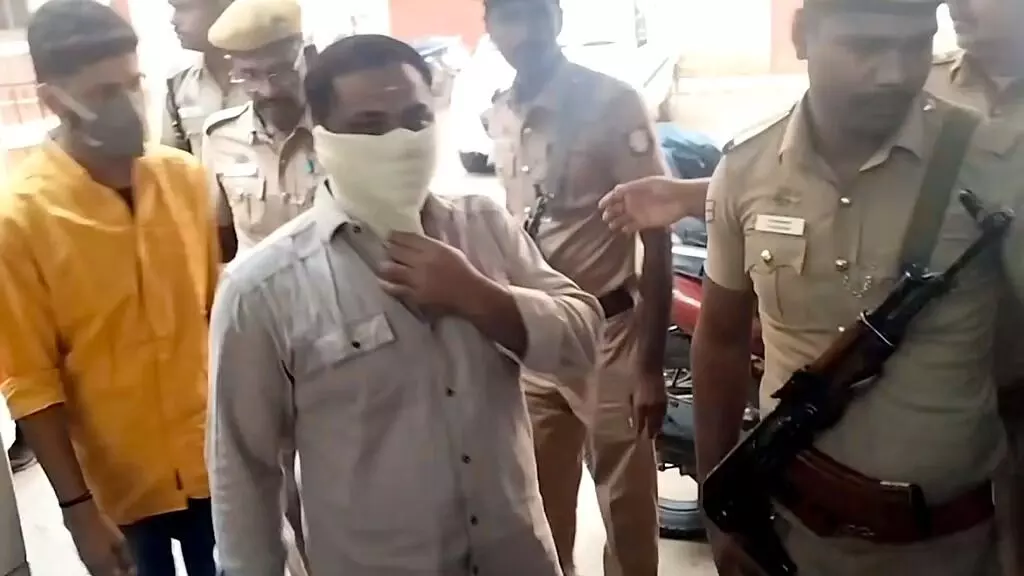 2019ರ ಪೊಲ್ಲಾಚಿ ಲೈಂಗಿಕ ದೌರ್ಜನ್ಯ ಪ್ರಕರಣ: 9 ಅಪರಾಧಿಗಳಿಗೆ ಜೀವಾವಧಿ ಶಿಕ್ಷೆ ವಿಧಿಸಿದ ನ್ಯಾಯಾಲಯ 2019ರ ಪೊಲ್ಲಾಚಿ ಲೈಂಗಿಕ ದೌರ್ಜನ್ಯ ಪ್ರಕರಣ: 9 ಅಪರಾಧಿಗಳಿಗೆ ಜೀವಾವಧಿ ಶಿಕ್ಷೆ ವಿಧಿಸಿದ ನ್ಯಾಯಾಲಯ