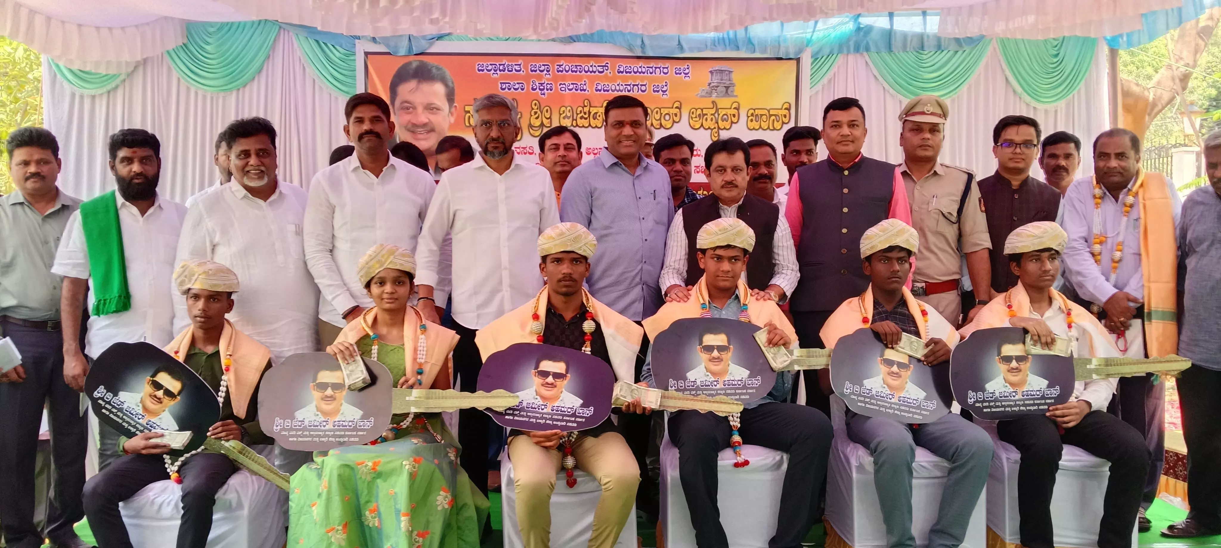 ವಿಜಯನಗರ: ಎಸೆಸ್ಸೆಲ್ಸಿ ಟಾಪರ್ಸ್ ಗಳಿಗೆ ಸ್ಕೂಟಿ ವಿತರಿಸಿದ ಸಚಿವ ಝಮೀರ್ ಅಹ್ಮದ್ ಖಾನ್