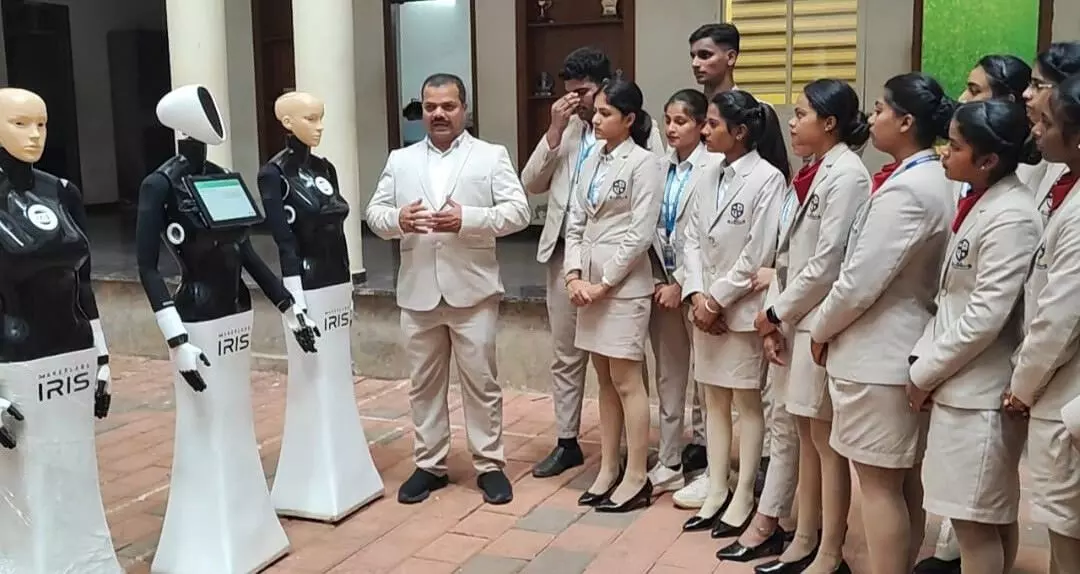 ರೋಬೋಟಿಕ್ ಟೀಚರ್ಸ್ ಅಭಿವೃದ್ಧಿ: ಇಸಿಆರ್ ವಿದ್ಯಾರ್ಥಿಗಳ ಸಾಧನೆ ರೋಬೋಟಿಕ್ ಟೀಚರ್ಸ್ ಅಭಿವೃದ್ಧಿ: ಇಸಿಆರ್ ವಿದ್ಯಾರ್ಥಿಗಳ ಸಾಧನೆ