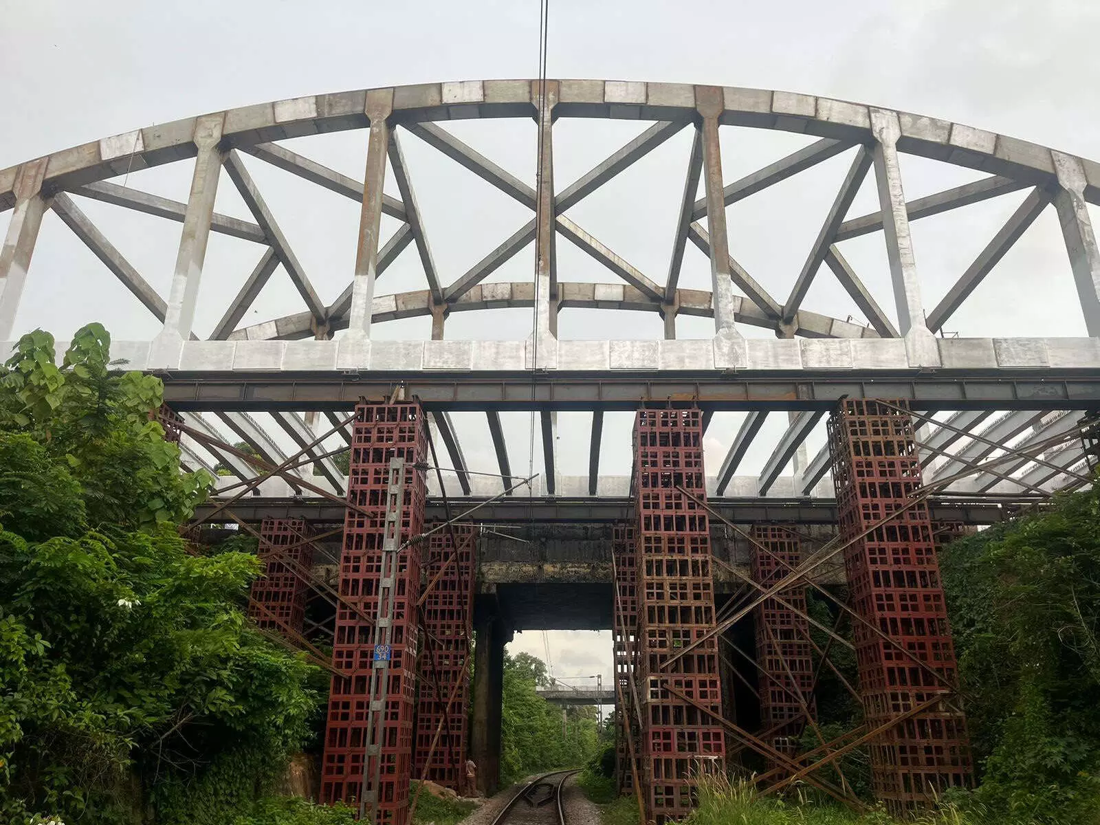 ಇಂದ್ರಾಳಿ ಮೇಲ್ಸೇತುವೆಯ ಬೌಸ್ಟ್ರಿಂಗ್ ಗರ್ಡರ್ ಜೋಡಣೆ ಪೂರ್ಣ ಇಂದ್ರಾಳಿ ಮೇಲ್ಸೇತುವೆಯ ಬೌಸ್ಟ್ರಿಂಗ್ ಗರ್ಡರ್ ಜೋಡಣೆ ಪೂರ್ಣ