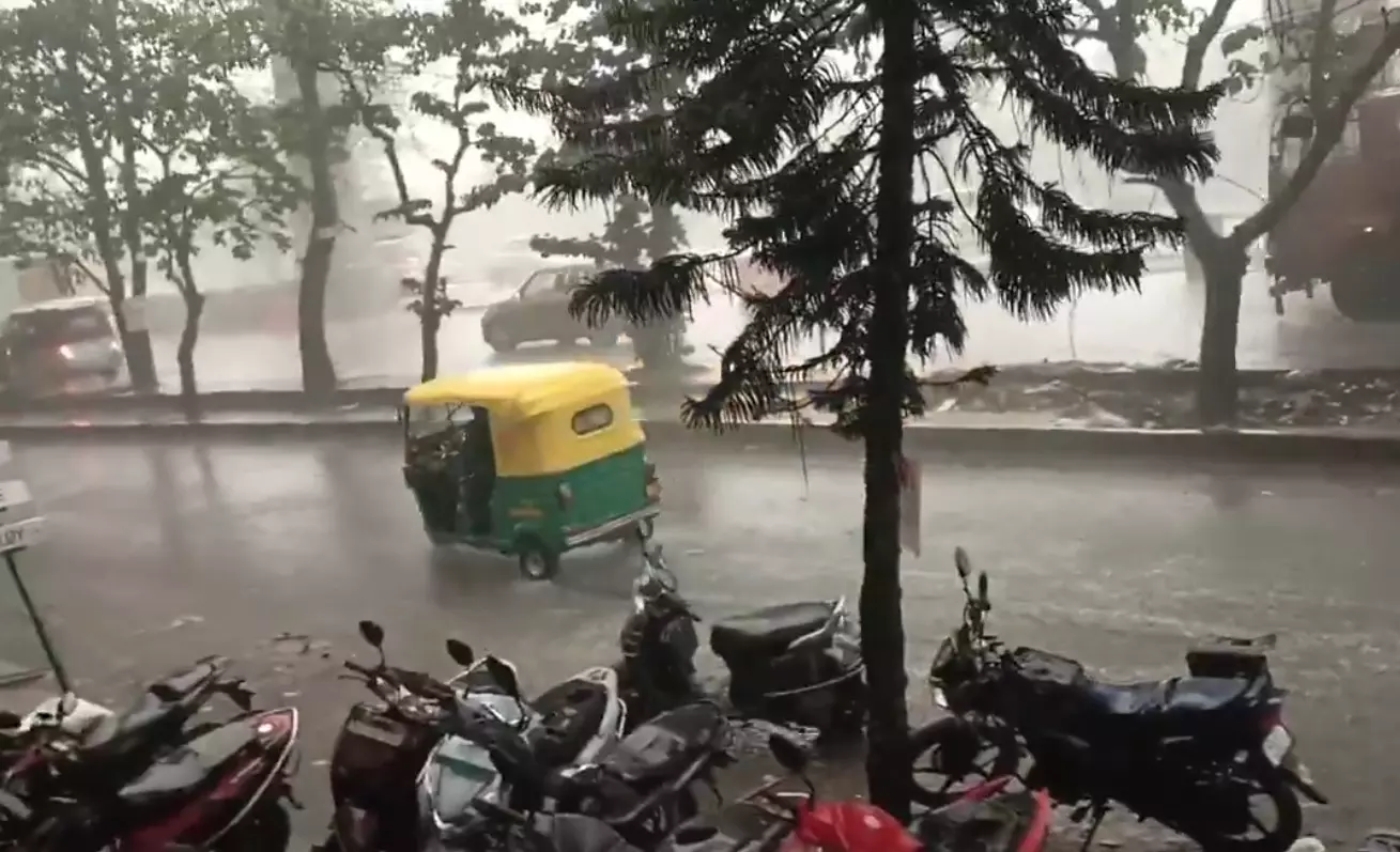 ಬೆಂಗಳೂರಿನಲ್ಲಿ ಮಳೆಯಿಂದಾಗಿ ಅವಾಂತರ ಸೃಷ್ಟಿ; ರಸ್ತೆಗಳು ಜಲಾವೃತ