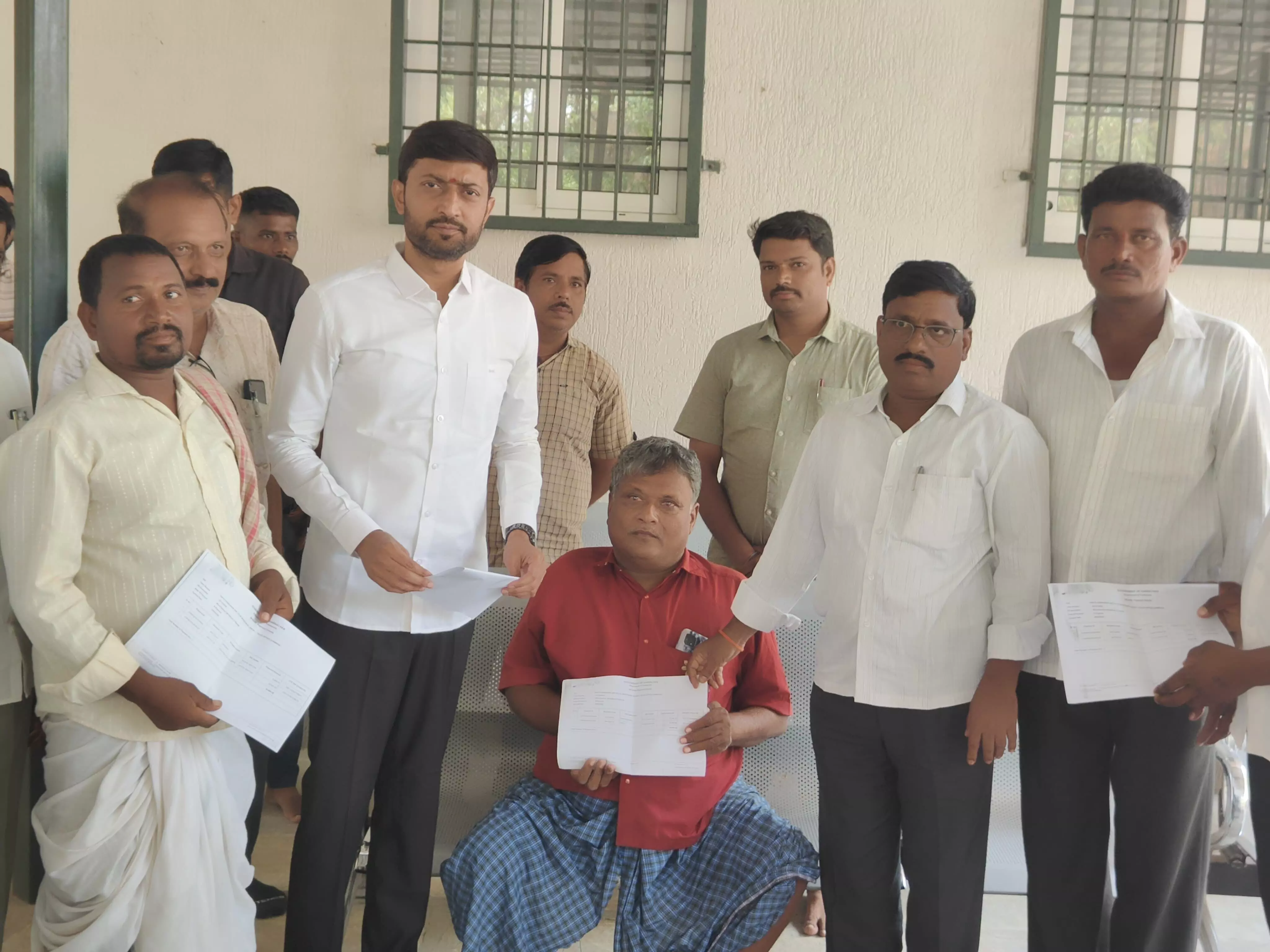 ಯಾದಗಿರಿ: ಸಿಡಿಲಿಗೆ ಬಲಿಯಾದ ಜಾನುವಾರುಗಳ ಮಾಲಕರಿಗೆ ಪರಿಹಾರ ವಿತರಣೆ ಯಾದಗಿರಿ: ಸಿಡಿಲಿಗೆ ಬಲಿಯಾದ ಜಾನುವಾರುಗಳ ಮಾಲಕರಿಗೆ ಪರಿಹಾರ ವಿತರಣೆ