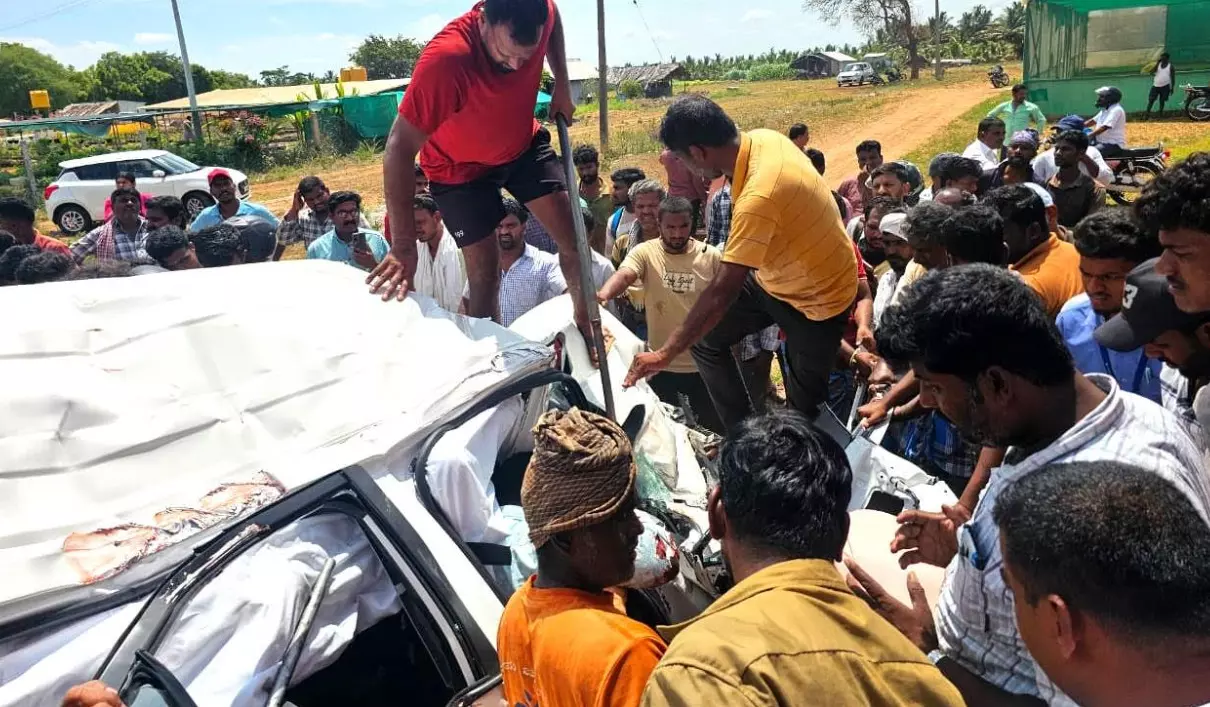ನಂಜನಗೂಡು | ಚಲಿಸುತ್ತಿದ್ದ ಕಾರಿನ ಮೇಲೆ ಉರುಳಿ ಬಿದ್ದ ಲಾರಿ; ಚಾಲಕ ಸ್ಥಳದಲ್ಲೇ ಮೃತ್ಯು, ಆರು ಮಂದಿಗೆ ಗಂಭೀರ ಗಾಯ