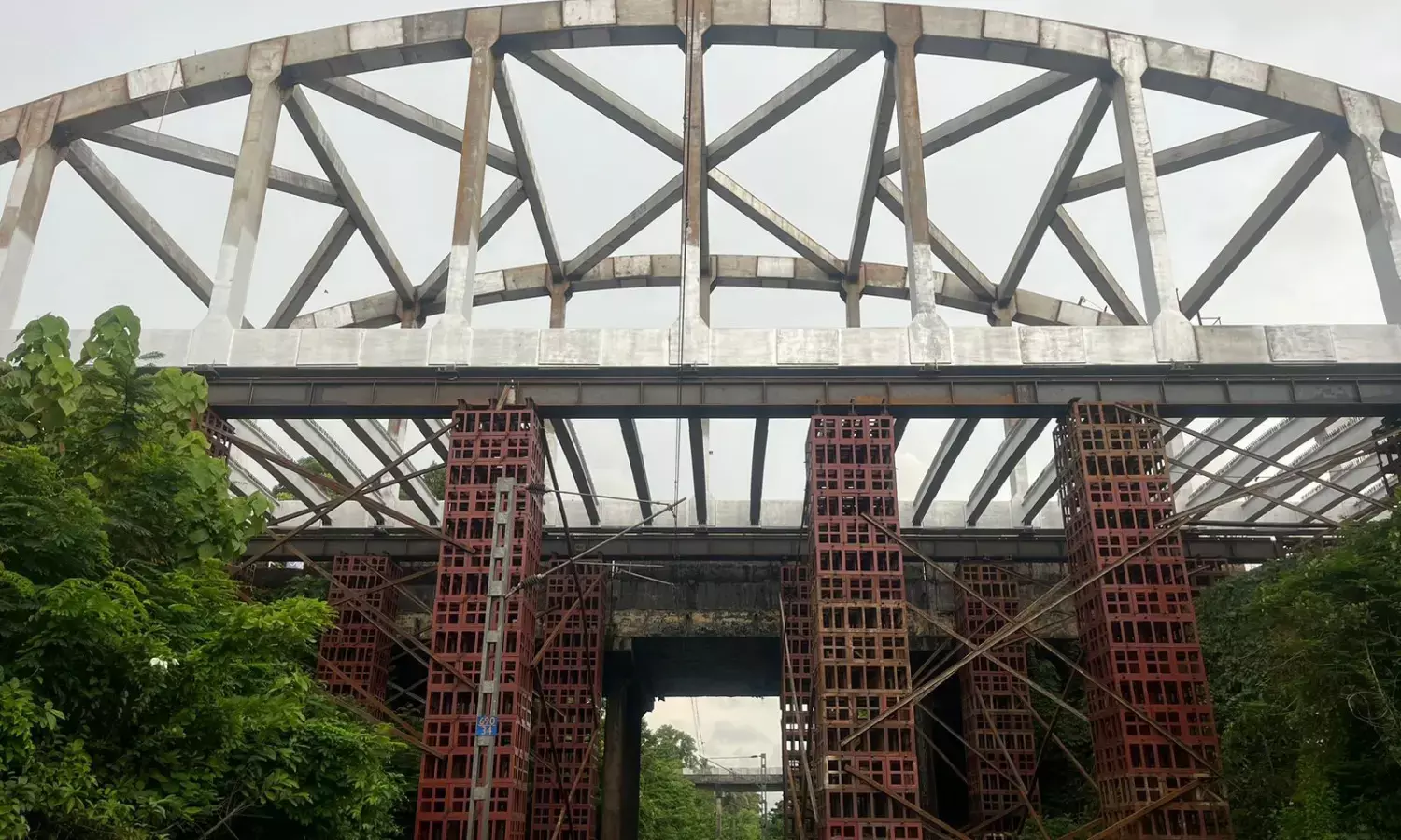 ಇಂದ್ರಾಳಿ ಮೇಲ್ಸೇತುವೆಯ ಬೌಸ್ಟ್ರಿಂಗ್ ಗರ್ಡರ್ ಜೋಡಣೆ ಪೂರ್ಣ