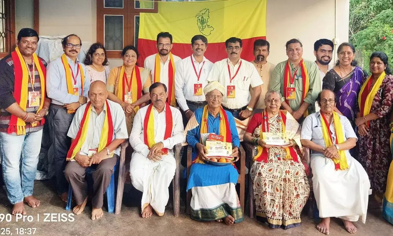 ಸಾಹಿತ್ಯ ಸಮ್ಮೇಳನದ ಸರ್ವಾಧ್ಯಕ್ಷರಿಗೆ ವೀಳ್ಯ ನೀಡಿ ಆಮಂತ್ರಣ