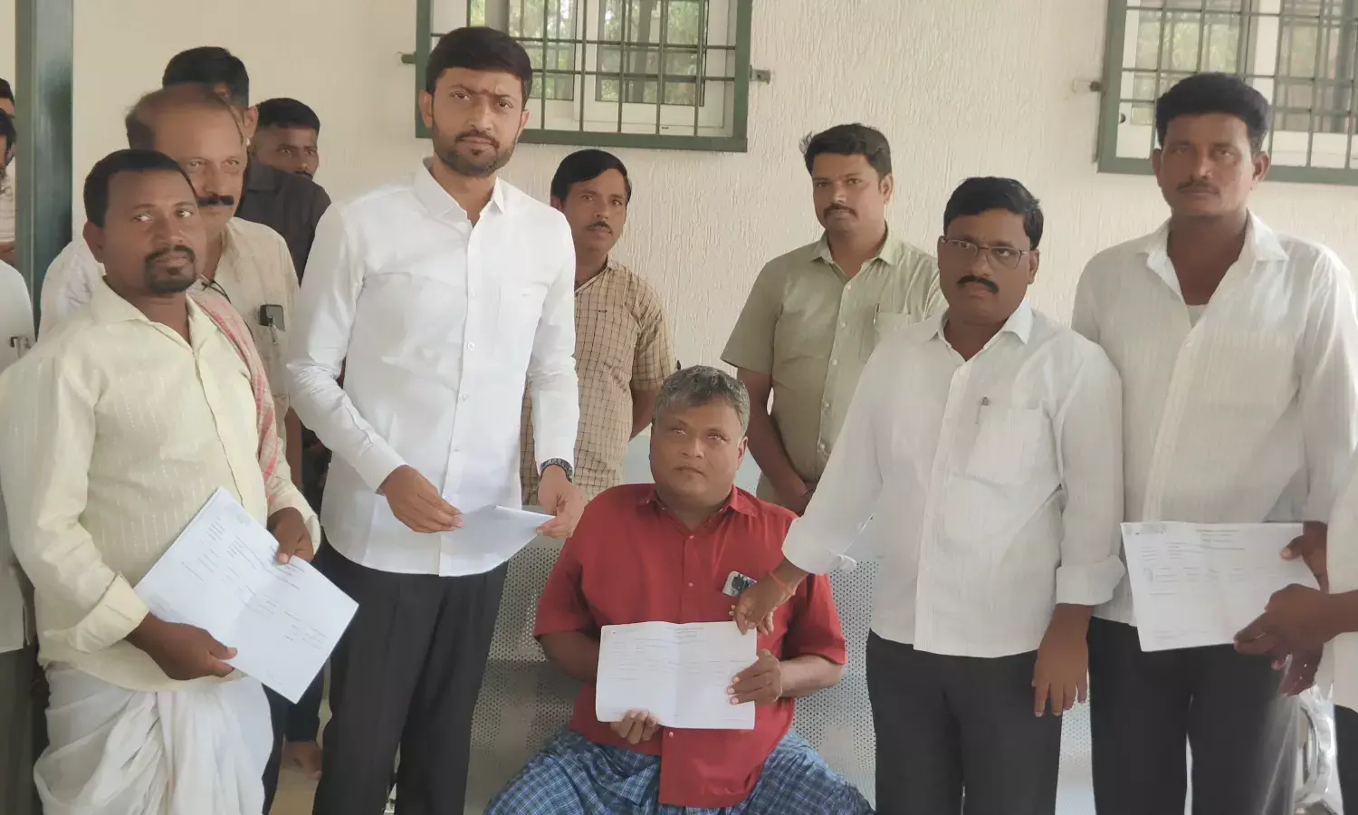 ಯಾದಗಿರಿ: ಸಿಡಿಲಿಗೆ ಬಲಿಯಾದ ಜಾನುವಾರುಗಳ ಮಾಲಕರಿಗೆ ಪರಿಹಾರ ವಿತರಣೆ