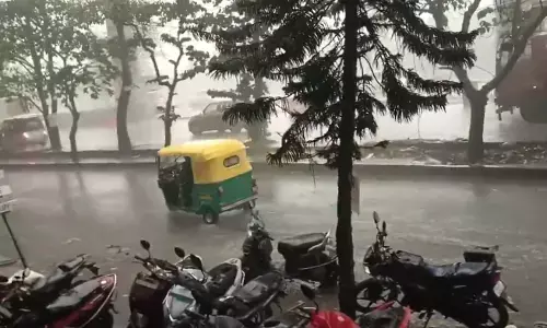 ಬೆಂಗಳೂರಿನಲ್ಲಿ ಮಳೆಯಿಂದಾಗಿ ಅವಾಂತರ ಸೃಷ್ಟಿ; ರಸ್ತೆಗಳು ಜಲಾವೃತ