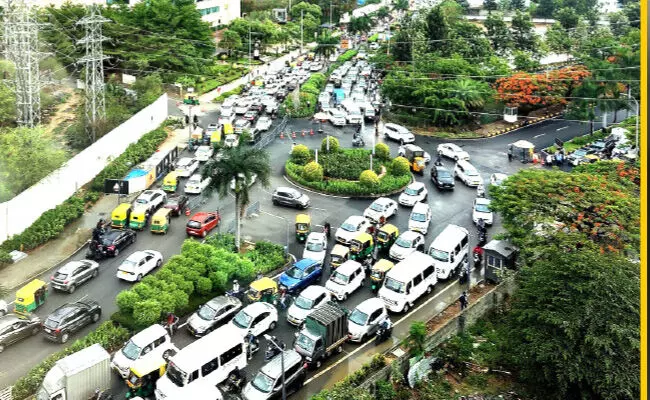 ಬೆಂಗಳೂರು | ಖಾಸಗಿ ಬಸ್‌ಗಳ ಅನಧಿಕೃತ ನಿಲುಗಡೆಯಿಂದ ವಾಹನ ದಟ್ಟಣೆ
