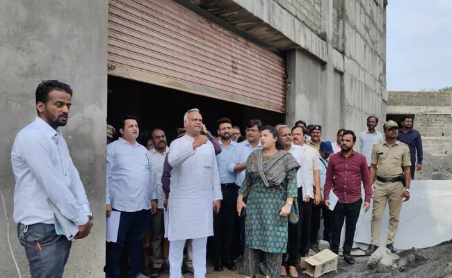 ಕಲಬುರಗಿ | ಕಣ್ಣಿ ತರಕಾರಿ ಮಾರುಕಟ್ಟೆಯ ಕಟ್ಟಡ ವೀಕ್ಷಿಸಿದ ಸಚಿವ ಪ್ರಿಯಾಂಕ್ ಖರ್ಗೆ ಕಲಬುರಗಿ | ಕಣ್ಣಿ ತರಕಾರಿ ಮಾರುಕಟ್ಟೆಯ ಕಟ್ಟಡ ವೀಕ್ಷಿಸಿದ ಸಚಿವ ಪ್ರಿಯಾಂಕ್ ಖರ್ಗೆ