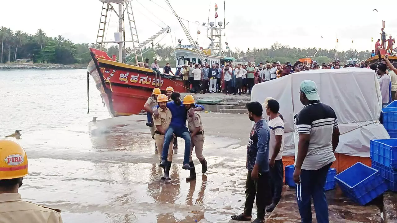 ಮಲ್ಪೆ ಮೀನುಗಾರಿಕೆ ಬಂದರಿನಲ್ಲಿ ಅಣಕು ಪ್ರದರ್ಶನ ಮಲ್ಪೆ ಮೀನುಗಾರಿಕೆ ಬಂದರಿನಲ್ಲಿ ಅಣಕು ಪ್ರದರ್ಶನ