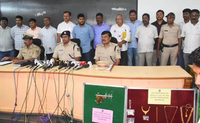 ಬೀದರ್ | ವಿವಿಧ ಕಳ್ಳತನ ಪ್ರಕರಣ ; 5 ಆರೋಪಿಗಳ ಬಂಧನ : ಎಸ್ಪಿ ಪ್ರದೀಪ್ ಗುಂಟಿ ಬೀದರ್ | ವಿವಿಧ ಕಳ್ಳತನ ಪ್ರಕರಣ ; 5 ಆರೋಪಿಗಳ ಬಂಧನ : ಎಸ್ಪಿ ಪ್ರದೀಪ್ ಗುಂಟಿ