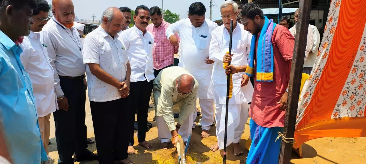 ಯಾದಗಿರಿ | ಮುಚ್ಚು ಹರಾಜು ಕಟ್ಟೆ ಕಾಮಗಾರಿಗೆ ಶಾಸಕ ಚೆನ್ನಾರಡ್ಡಿ ಪಾಟೀಲ್ ತುನ್ನೂರು ಭೂಮಿ ಪೂಜೆ ಯಾದಗಿರಿ | ಮುಚ್ಚು ಹರಾಜು ಕಟ್ಟೆ ಕಾಮಗಾರಿಗೆ ಶಾಸಕ ಚೆನ್ನಾರಡ್ಡಿ ಪಾಟೀಲ್ ತುನ್ನೂರು ಭೂಮಿ ಪೂಜೆ