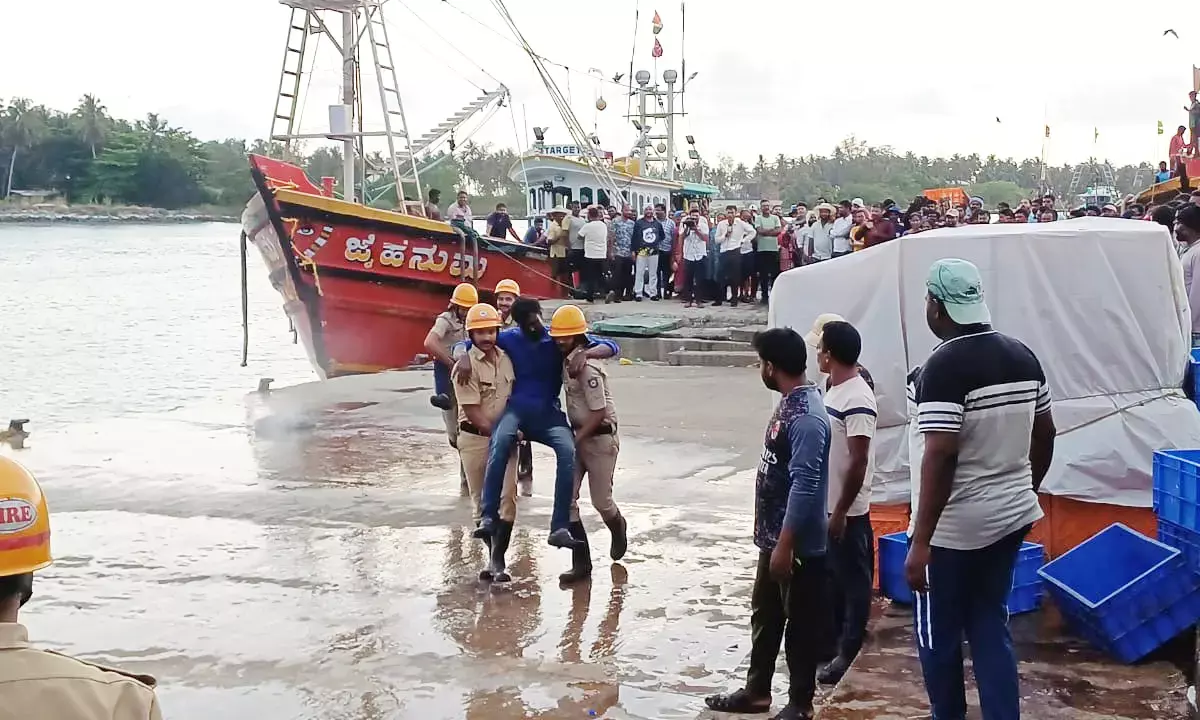 ಮಲ್ಪೆ ಮೀನುಗಾರಿಕೆ ಬಂದರಿನಲ್ಲಿ ಅಣಕು ಪ್ರದರ್ಶನ