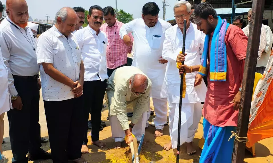 ಯಾದಗಿರಿ | ಮುಚ್ಚು ಹರಾಜು ಕಟ್ಟೆ ಕಾಮಗಾರಿಗೆ ಶಾಸಕ ಚೆನ್ನಾರಡ್ಡಿ ಪಾಟೀಲ್ ತುನ್ನೂರು ಭೂಮಿ ಪೂಜೆ