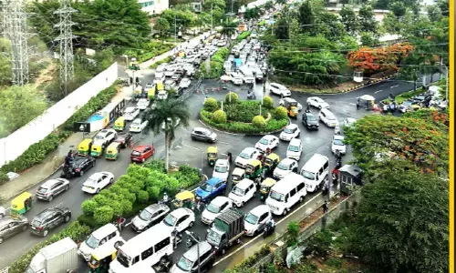ಬೆಂಗಳೂರು | ಖಾಸಗಿ ಬಸ್‌ಗಳ ಅನಧಿಕೃತ ನಿಲುಗಡೆಯಿಂದ ವಾಹನ ದಟ್ಟಣೆ