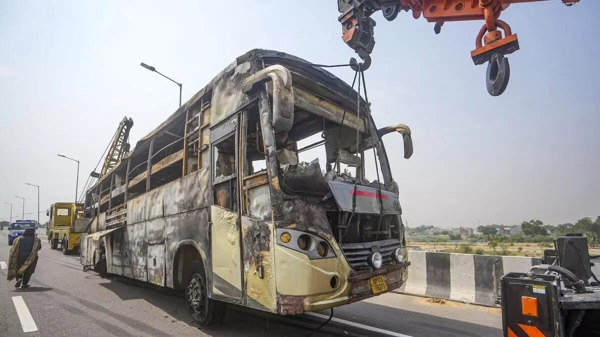 ಉತ್ತರ ಪ್ರದೇಶ| ಚಲಿಸುತ್ತಿದ್ದ ಬಸ್‌ ನಲ್ಲಿ ಬೆಂಕಿ ಅವಘಡ: ಇಬ್ಬರು ಮಕ್ಕಳು ಸೇರಿದಂತೆ ಐವರು ಸಜೀವ ದಹನ