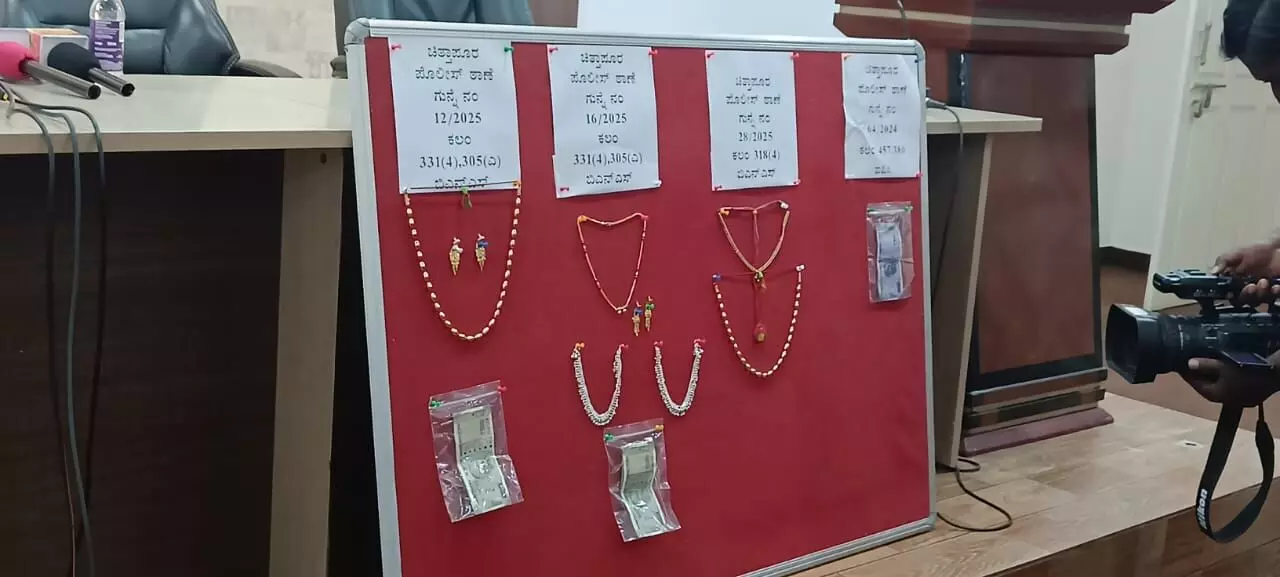 ಕಲಬುರಗಿ | ಸರಣಿ ಕಳ್ಳತನ ಪ್ರಕರಣದ ಆರೋಪಿಯ ಬಂಧನ: 4.40 ಲಕ್ಷ ರೂ. ಮೌಲ್ಯದ ನಗ-ನಗದು ವಶ ಕಲಬುರಗಿ | ಸರಣಿ ಕಳ್ಳತನ ಪ್ರಕರಣದ ಆರೋಪಿಯ ಬಂಧನ: 4.40 ಲಕ್ಷ ರೂ. ಮೌಲ್ಯದ ನಗ-ನಗದು ವಶ