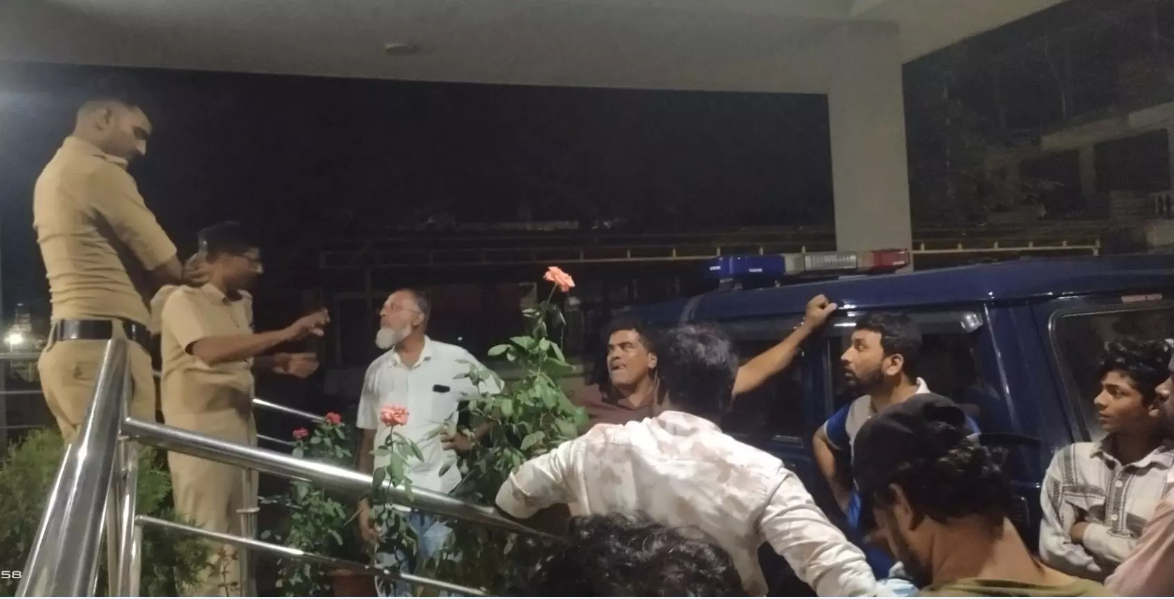 ಘಾಟ್ ಪ್ರದೇಶದಲ್ಲಿ ಬಸ್ಸಿನಿಂದಿಳಿದು ಪ್ರಯಾಣಿಕ ನಾಪತ್ತೆ: ದೂರು ದಾಖಲು ಘಾಟ್ ಪ್ರದೇಶದಲ್ಲಿ ಬಸ್ಸಿನಿಂದಿಳಿದು ಪ್ರಯಾಣಿಕ ನಾಪತ್ತೆ: ದೂರು ದಾಖಲು