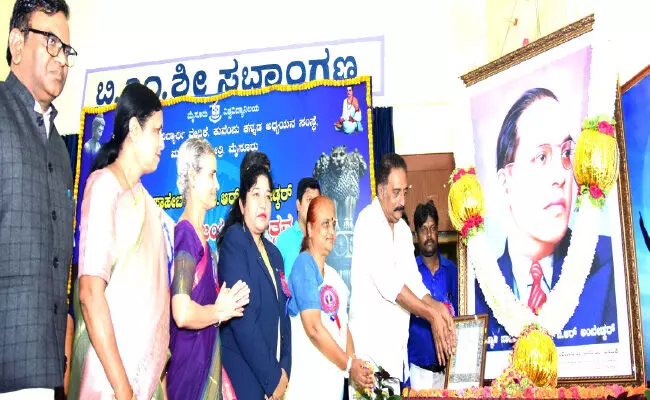 ಅಂಬೇಡ್ಕರ್ ಯಾವುದೋ ಒಂದು ವರ್ಗಕ್ಕೋ, ಜಾತಿಗೋ ಸೀಮಿತರಲ್ಲ, ಅವರು ದೇಶದ ನಾಯಕ : ನಟ ಪ್ರಕಾಶ್ ರಾಜ್ ಅಂಬೇಡ್ಕರ್ ಯಾವುದೋ ಒಂದು ವರ್ಗಕ್ಕೋ, ಜಾತಿಗೋ ಸೀಮಿತರಲ್ಲ, ಅವರು ದೇಶದ ನಾಯಕ : ನಟ ಪ್ರಕಾಶ್ ರಾಜ್