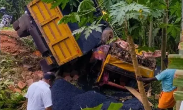 ಸಜೀಪ | ಅಪಘಾತಕ್ಕೀಡಾಗಿ ಉರುಳಿಬಿದ್ದ ಲಾರಿಗಳು; ಬಿಸಿ ಡಾಂಬರು ಮೈಮೇಲೆ ಬಿದ್ದು ಓರ್ವ ಚಾಲಕ ಮೃತ್ಯು; ಕ್ಲೀನರ್ ಗೆ ಗಂಭೀರ ಗಾಯ