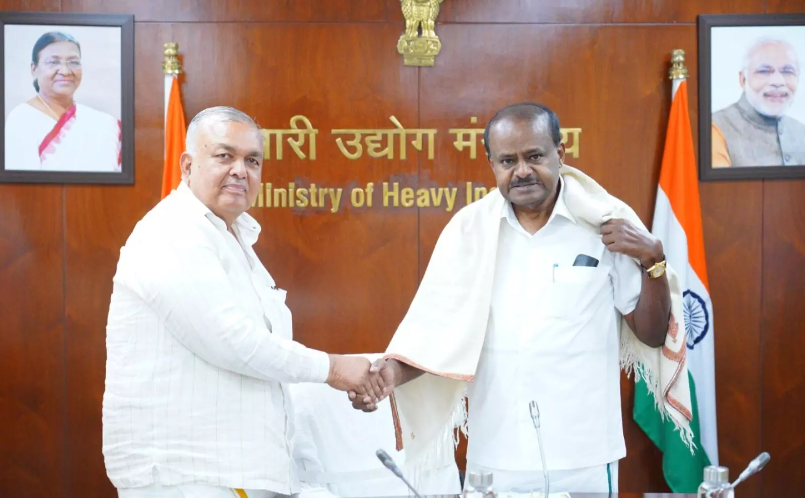 ಪಿಎಂ ಇ-ಡ್ರೈವ್ ಯೋಜನೆ | ಹಂತ-ಹಂತವಾಗಿ ಕರ್ನಾಟಕಕ್ಕೆ ಎಲೆಕ್ಟ್ರಿಕ್ ಬಸ್ಸುಗಳ ಹಂಚಿಕೆ : ಎಚ್.ಡಿ.ಕುಮಾರಸ್ವಾಮಿ ಪಿಎಂ ಇ-ಡ್ರೈವ್ ಯೋಜನೆ | ಹಂತ-ಹಂತವಾಗಿ ಕರ್ನಾಟಕಕ್ಕೆ ಎಲೆಕ್ಟ್ರಿಕ್ ಬಸ್ಸುಗಳ ಹಂಚಿಕೆ : ಎಚ್.ಡಿ.ಕುಮಾರಸ್ವಾಮಿ