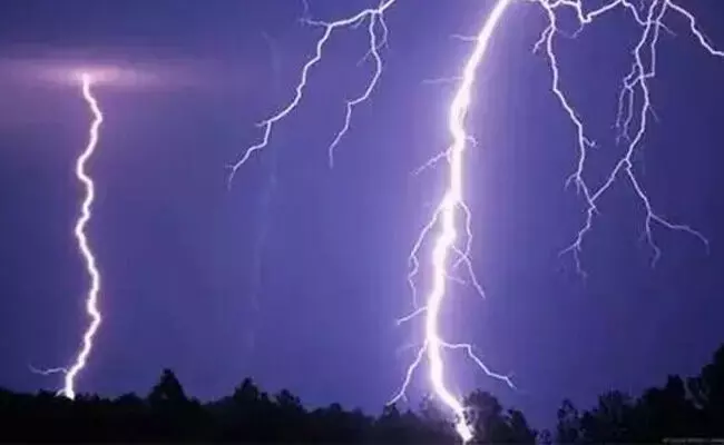 ಪ್ರತ್ಯೇಕ ಪ್ರಕರಣ | ಕಲಬುರಗಿಯಲ್ಲಿ ಸಿಡಿಲು ಬಡಿದು ಇಬ್ಬರು ಮೃತ್ಯು ಪ್ರತ್ಯೇಕ ಪ್ರಕರಣ | ಕಲಬುರಗಿಯಲ್ಲಿ ಸಿಡಿಲು ಬಡಿದು ಇಬ್ಬರು ಮೃತ್ಯು