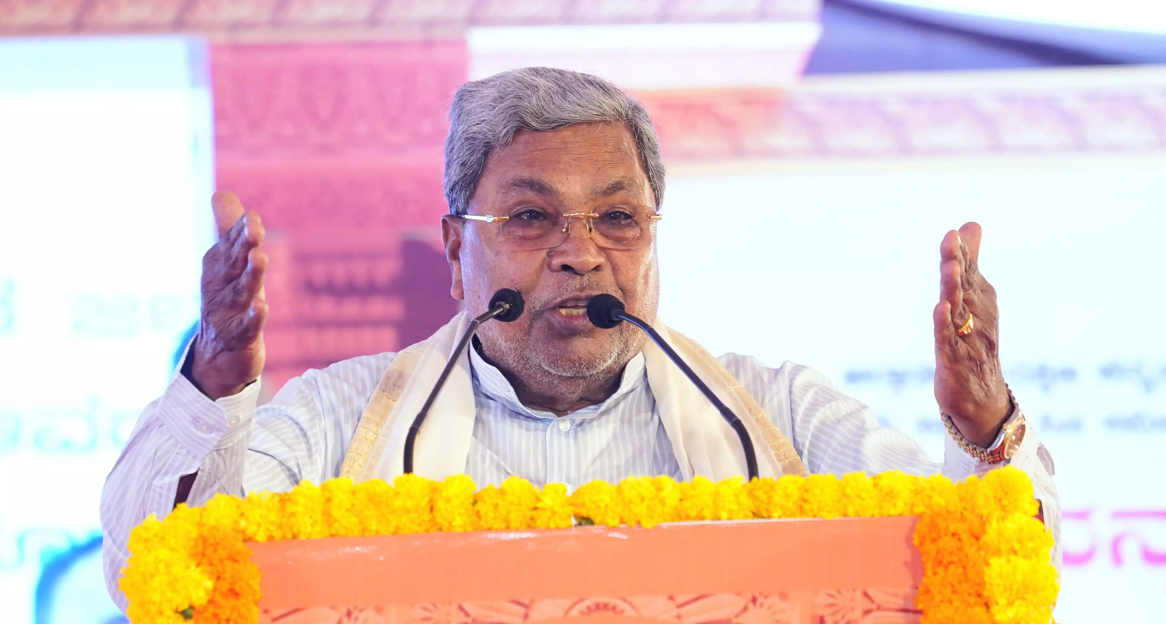 ಮಂಗಳೂರು| ಪ್ರಜಾ ಸೌಧದ ಉದ್ಘಾಟನಾ ಸಮಾರಂಭದಲ್ಲಿ ಬಿಜೆಪಿ ಶಾಸಕ ವೇದವ್ಯಾಸ ಕಾಮತ್ ಗೆ ಸಿಎಂ ಇತಿಹಾಸ ಪಾಠ ಮಂಗಳೂರು| ಪ್ರಜಾ ಸೌಧದ ಉದ್ಘಾಟನಾ ಸಮಾರಂಭದಲ್ಲಿ ಬಿಜೆಪಿ ಶಾಸಕ ವೇದವ್ಯಾಸ ಕಾಮತ್ ಗೆ ಸಿಎಂ ಇತಿಹಾಸ ಪಾಠ