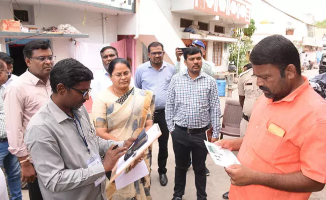 ಯಾದಗಿರಿ | ಜಾತಿ ಗಣತಿ ಸಮೀಕ್ಷಾ ಸ್ಥಳಕ್ಕೆ ಡಿಸಿ ಡಾ.ಸುಶೀಲಾ ಬಿ. ಭೇಟಿ, ಪರಿಶೀಲನೆ