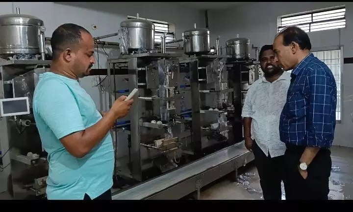 ರಾಯಚೂರು ಮಹಾನಗರ ಪಾಲಿಕೆಯಿಂದ ವಿವಿಧೆಡೆ ದಾಳಿ : 3 ಟನ್ ಪ್ಲಾಸ್ಟಿಕ್ ಪೌಚ್ ವಶಕ್ಕೆ ರಾಯಚೂರು ಮಹಾನಗರ ಪಾಲಿಕೆಯಿಂದ ವಿವಿಧೆಡೆ ದಾಳಿ : 3 ಟನ್ ಪ್ಲಾಸ್ಟಿಕ್ ಪೌಚ್ ವಶಕ್ಕೆ