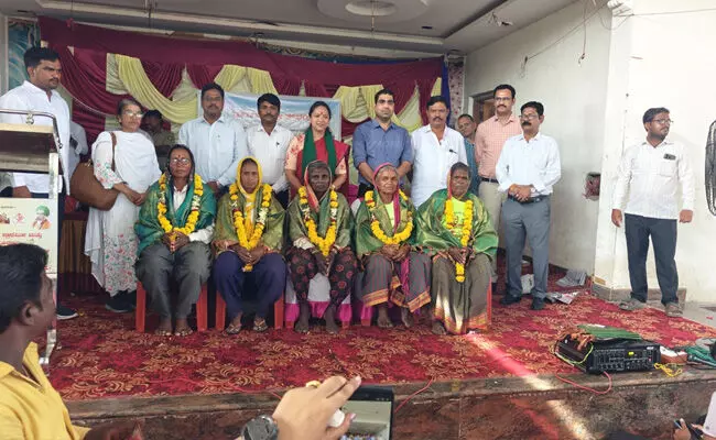 ಕಲಬುರಗಿ | ಕೂಲಿ ಕಾರ್ಮಿಕರೊಂದಿಗೆ ಮಹಿಳಾ ಆಯೋಗದ ಅಧ್ಯಕ್ಷೆ ಡಾ.ನಾಗಲಕ್ಷ್ಮೀ ಚೌಧರಿ ಸಂವಾದ