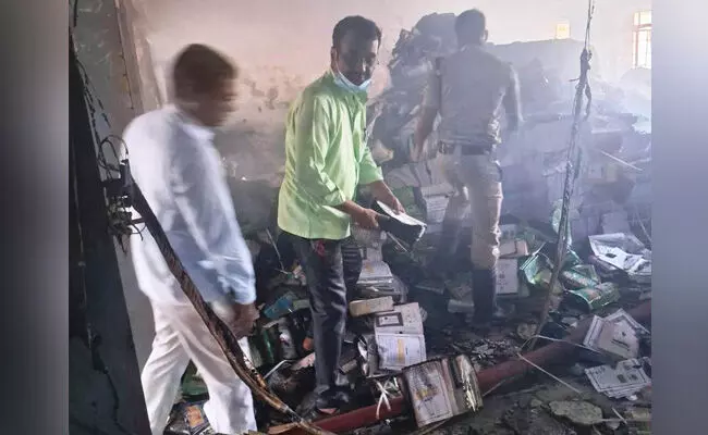 ಕಲಬುರಗಿ | ಪುಸ್ತಕ ಗೋದಾಮಿಗೆ ಬೆಂಕಿ: 1 ಕೋಟಿ ರೂ. ಮೌಲ್ಯದ 2 ಲಕ್ಷ ಪುಸ್ತಕಗಳು ಭಸ್ಮ ಕಲಬುರಗಿ | ಪುಸ್ತಕ ಗೋದಾಮಿಗೆ ಬೆಂಕಿ: 1 ಕೋಟಿ ರೂ. ಮೌಲ್ಯದ 2 ಲಕ್ಷ ಪುಸ್ತಕಗಳು ಭಸ್ಮ