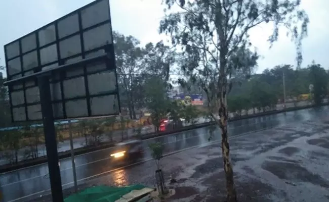 ಬೀದರ್ನಲ್ಲಿ ಗುಡುಗು ಸಹಿತ ಭಾರಿ ಮಳೆ ಬೀದರ್ನಲ್ಲಿ ಗುಡುಗು ಸಹಿತ ಭಾರಿ ಮಳೆ