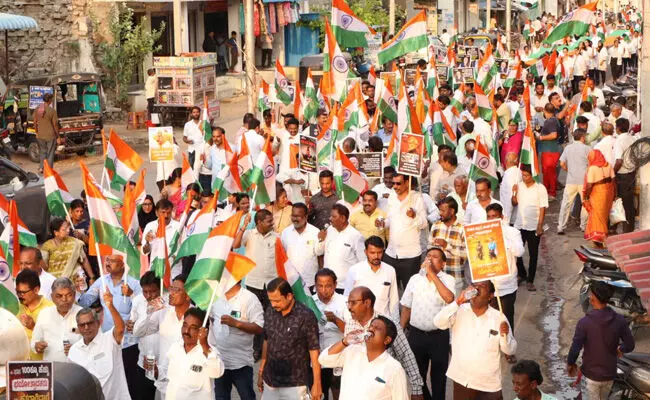 ಯಾದಗಿರಿ | ಭಾರತೀಯ ಸೇನೆಯ ಆಪರೇಷನ್ ಸಿಂಧೂರ ಬೆಂಬಲಿಸಿ ವಿವಿಧ ಸಂಘಟನೆಗಳಿಂದ ತಿರಂಗಾ ಯಾತ್ರೆ ಯಾದಗಿರಿ | ಭಾರತೀಯ ಸೇನೆಯ ಆಪರೇಷನ್ ಸಿಂಧೂರ ಬೆಂಬಲಿಸಿ ವಿವಿಧ ಸಂಘಟನೆಗಳಿಂದ ತಿರಂಗಾ ಯಾತ್ರೆ