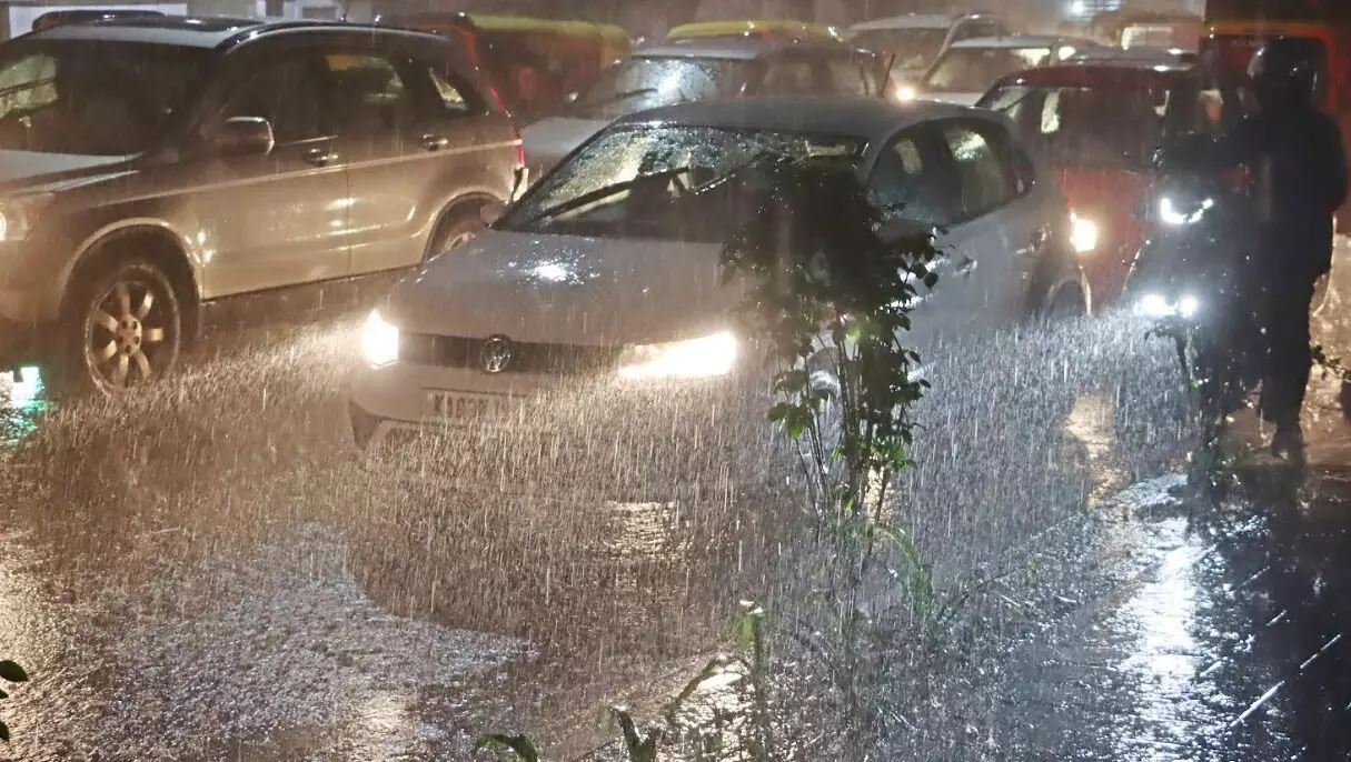 ರಾಜಧಾನಿ ಬೆಂಗಳೂರಿನಲ್ಲಿ ಧಾರಕಾರ ಮಳೆ, ಜನಜೀವನ ಅಸ್ತವ್ಯಸ್ತ ರಾಜಧಾನಿ ಬೆಂಗಳೂರಿನಲ್ಲಿ ಧಾರಕಾರ ಮಳೆ, ಜನಜೀವನ ಅಸ್ತವ್ಯಸ್ತ