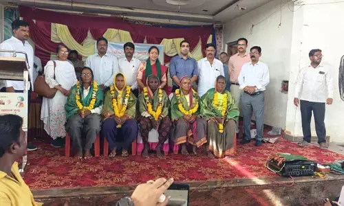 ಕಲಬುರಗಿ | ಕೂಲಿ ಕಾರ್ಮಿಕರೊಂದಿಗೆ ಮಹಿಳಾ ಆಯೋಗದ ಅಧ್ಯಕ್ಷೆ ಡಾ.ನಾಗಲಕ್ಷ್ಮೀ ಚೌಧರಿ ಸಂವಾದ