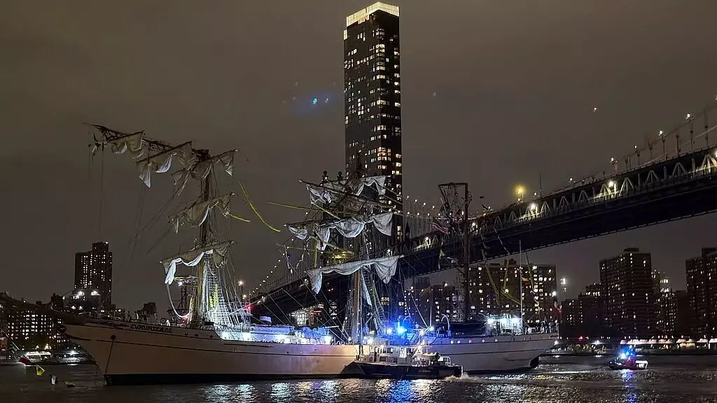 ನ್ಯೂಯಾರ್ಕ್ನ ಬ್ರೂಕ್ಲಿನ್ ಸೇತುವೆಗೆ ಢಿಕ್ಕಿ ಹೊಡೆದ ಮೆಕ್ಸಿಕನ್ ನೌಕಾಪಡೆಯ ಹಡಗು : ಇಬ್ಬರು ಮೃತ್ಯು, ಕನಿಷ್ಠ 19 ಮಂದಿಗೆ ಗಾಯ ನ್ಯೂಯಾರ್ಕ್ನ ಬ್ರೂಕ್ಲಿನ್ ಸೇತುವೆಗೆ ಢಿಕ್ಕಿ ಹೊಡೆದ ಮೆಕ್ಸಿಕನ್ ನೌಕಾಪಡೆಯ ಹಡಗು : ಇಬ್ಬರು ಮೃತ್ಯು, ಕನಿಷ್ಠ 19 ಮಂದಿಗೆ ಗಾಯ