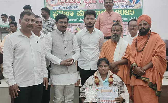 ವಿಜಯನಗರ | ಎಸೆಸೆಲ್ಸಿ, ದ್ವಿತೀಯ ಪಿಯುಸಿಯಲ್ಲಿ ಶೇ.96 ಕ್ಕಿಂತ ಹೆಚ್ಚು ಅಂಕ ಪಡೆದ ವಿದ್ಯಾರ್ಥಿಗಳಿಗೆ ಪ್ರತಿಭಾ ಪುರಸ್ಕಾರ ಕಾರ್ಯಕ್ರಮ ವಿಜಯನಗರ | ಎಸೆಸೆಲ್ಸಿ, ದ್ವಿತೀಯ ಪಿಯುಸಿಯಲ್ಲಿ ಶೇ.96 ಕ್ಕಿಂತ ಹೆಚ್ಚು ಅಂಕ ಪಡೆದ ವಿದ್ಯಾರ್ಥಿಗಳಿಗೆ ಪ್ರತಿಭಾ ಪುರಸ್ಕಾರ ಕಾರ್ಯಕ್ರಮ