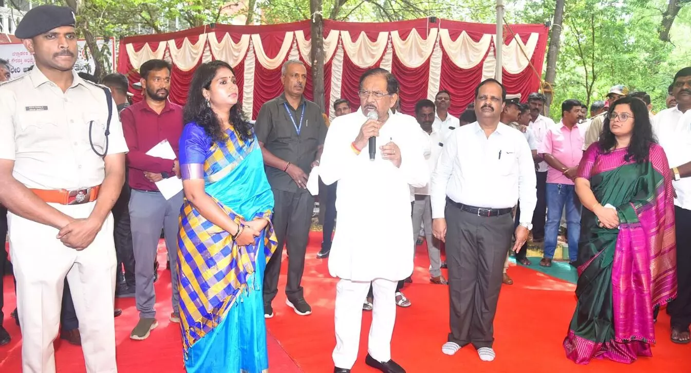 ಅಂಗನವಾಡಿ ಕಾರ್ಯಕರ್ತೆ, ಸಹಾಯಕಿಯರ ಗೌರವ ಧನ ಹೆಚ್ಚಳ : ಸಚಿವ ಜಿ.ಪರಮೇಶ್ವರ್ ಅಂಗನವಾಡಿ ಕಾರ್ಯಕರ್ತೆ, ಸಹಾಯಕಿಯರ ಗೌರವ ಧನ ಹೆಚ್ಚಳ : ಸಚಿವ ಜಿ.ಪರಮೇಶ್ವರ್