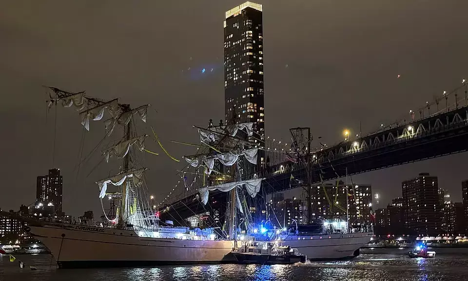 ನ್ಯೂಯಾರ್ಕ್‌ನ ಬ್ರೂಕ್ಲಿನ್ ಸೇತುವೆಗೆ ಢಿಕ್ಕಿ ಹೊಡೆದ ಮೆಕ್ಸಿಕನ್ ನೌಕಾಪಡೆಯ ಹಡಗು : ಇಬ್ಬರು ಮೃತ್ಯು, ಕನಿಷ್ಠ 19 ಮಂದಿಗೆ ಗಾಯ