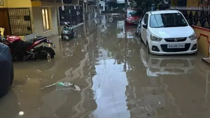 ಬೆಂಗಳೂರಿನಲ್ಲಿ ಭಾರೀ ಮಳೆ; ಜನಜೀವನ ಅಸ್ತವ್ಯಸ್ತ ಬೆಂಗಳೂರಿನಲ್ಲಿ ಭಾರೀ ಮಳೆ; ಜನಜೀವನ ಅಸ್ತವ್ಯಸ್ತ