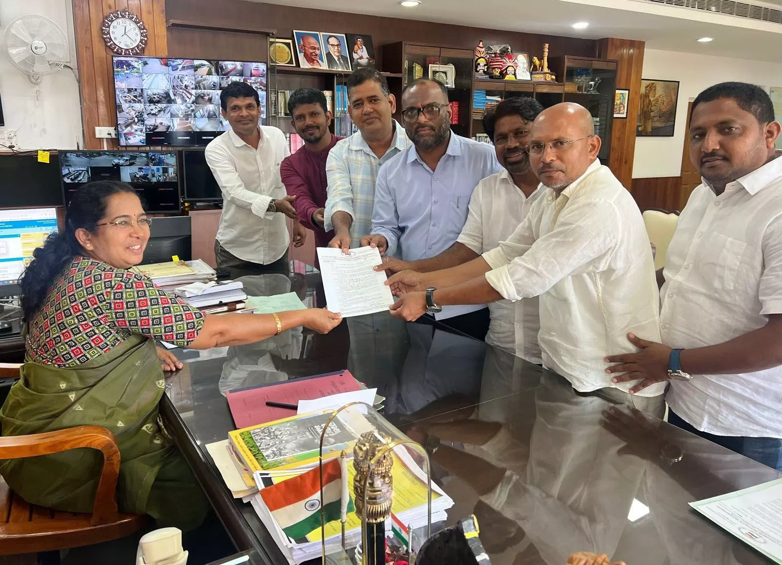 ಮಧ್ಯಪ್ರದೇಶ ಸಚಿವರ ವಿರುದ್ಧ ಕ್ರಮಕ್ಕೆ ಕಾಂಗ್ರೆಸ್ ಅಲ್ಪಸಂಖ್ಯಾತರ ಘಟಕ ಡಿಸಿಗೆ ಮನವಿ ಮಧ್ಯಪ್ರದೇಶ ಸಚಿವರ ವಿರುದ್ಧ ಕ್ರಮಕ್ಕೆ ಕಾಂಗ್ರೆಸ್ ಅಲ್ಪಸಂಖ್ಯಾತರ ಘಟಕ ಡಿಸಿಗೆ ಮನವಿ