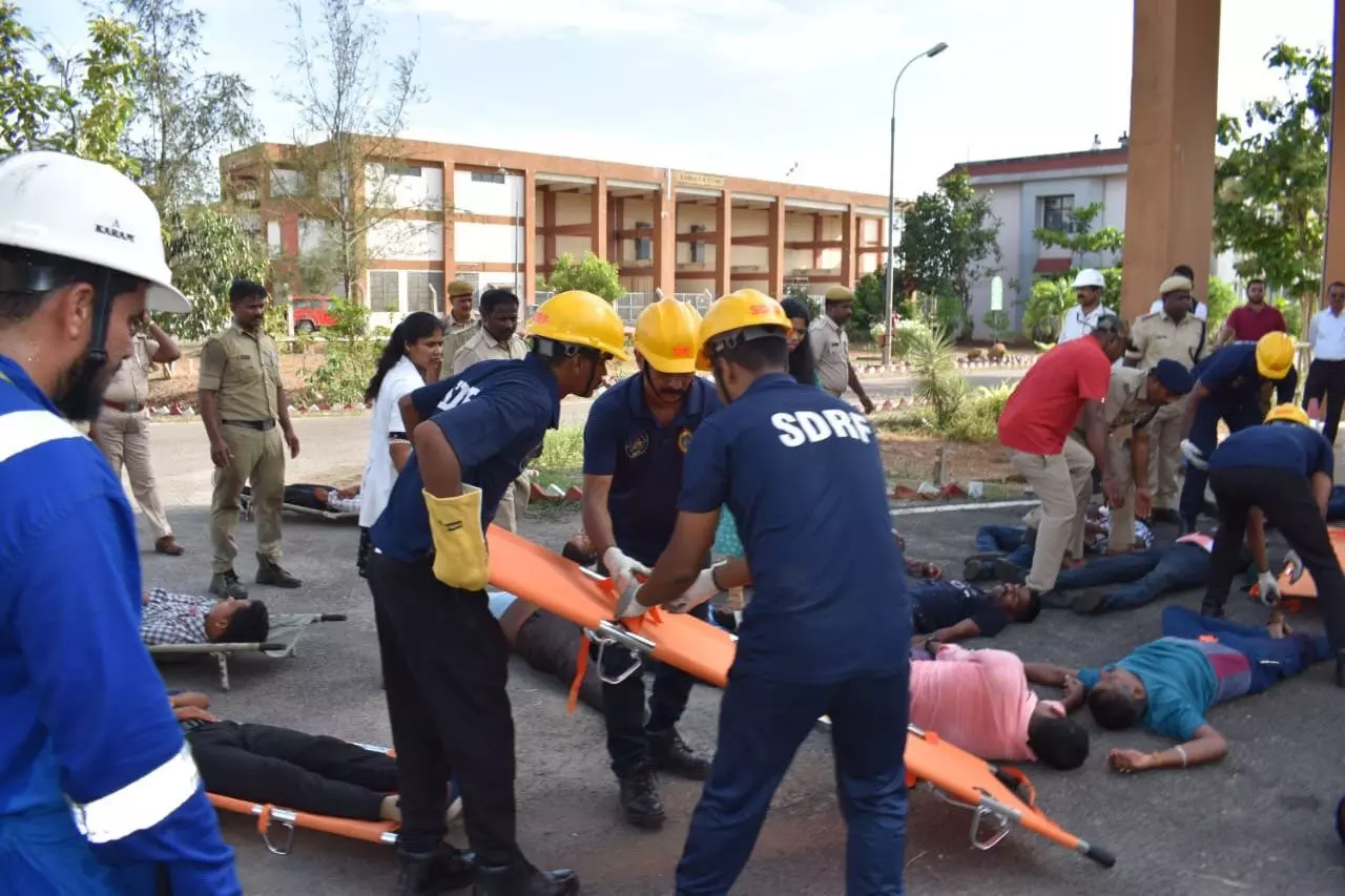 ಪಾದೂರು ತೈಲ ಸಂಗ್ರಹಗಾರದ ಮೇಲೆ ಡ್ರೋನ್ ದಾಳಿ; ವಿವಿಧ ಇಲಾಖೆಗಳಿಂದ ಆಪರೇಷನ್ ಅಭ್ಯಾಸ್ ಅಣಕು ಪ್ರದರ್ಶನ ಪಾದೂರು ತೈಲ ಸಂಗ್ರಹಗಾರದ ಮೇಲೆ ಡ್ರೋನ್ ದಾಳಿ; ವಿವಿಧ ಇಲಾಖೆಗಳಿಂದ ಆಪರೇಷನ್ ಅಭ್ಯಾಸ್ ಅಣಕು ಪ್ರದರ್ಶನ