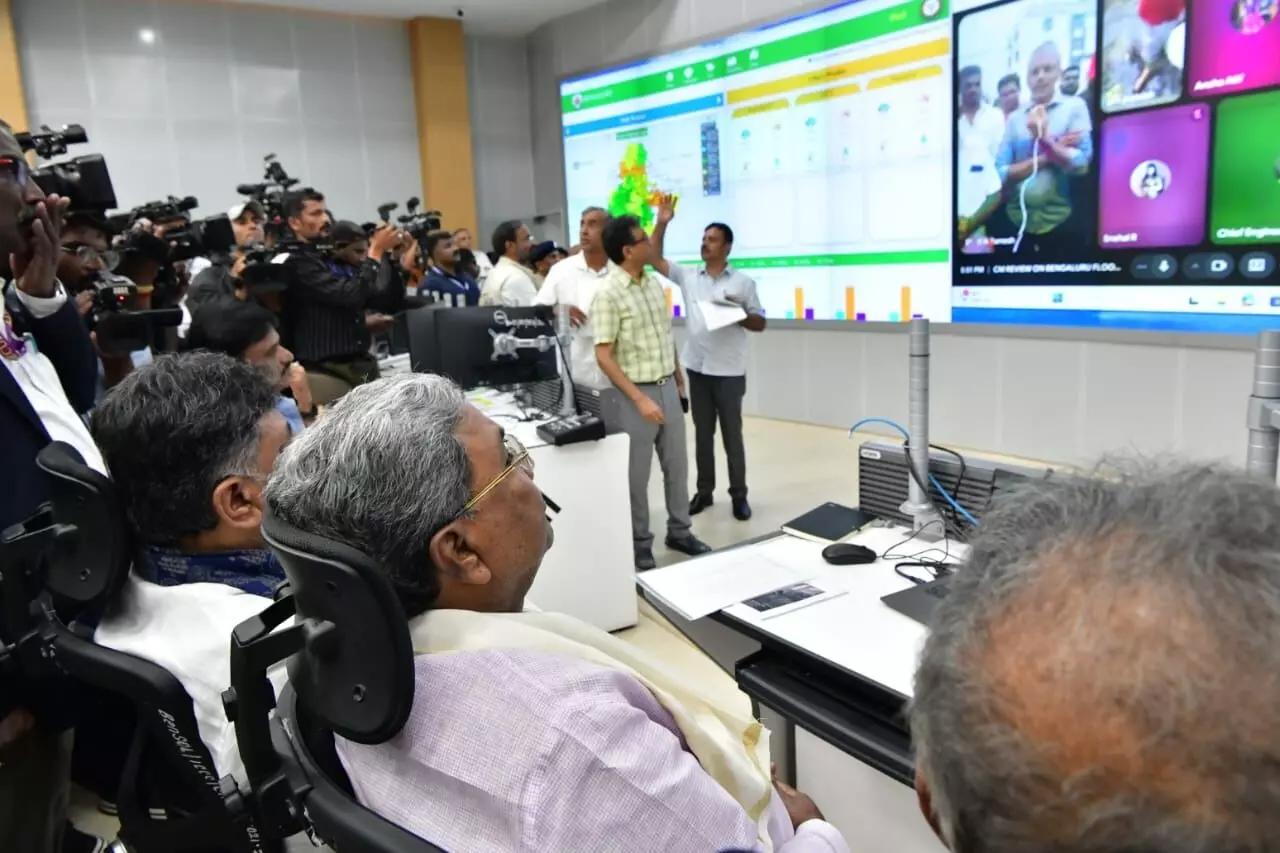 ಬೆಂಗಳೂರು ಮಳೆ ಅವಾಂತರದ ಬಗ್ಗೆ ವಾರ್ ರೂಮ್‍ನಲ್ಲಿ ಮಾಹಿತಿ ಪಡೆದ ಸಿಎಂ ಸಿದ್ದರಾಮಯ್ಯ