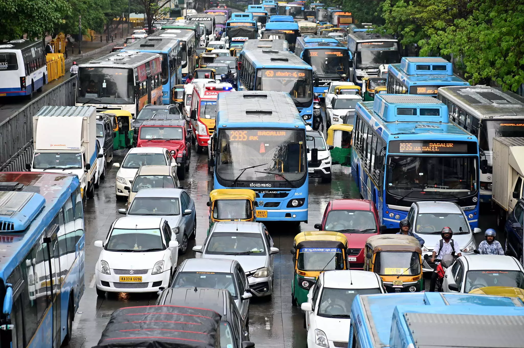 ಮಹಾ ಮಳೆಗೆ ರಸ್ತೆಯಲ್ಲೇ ನಿಂತ ವಾಹನಗಳು: ಬೆಂಗಳೂರು ನಗರದಲ್ಲೆಡೆ ಸಂಚಾರ ದಟ್ಟಣೆ