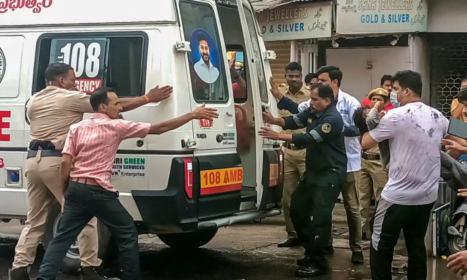 ಹೈದರಾಬಾದ್ | ಚಾರ್‌ಮಿನಾರ್‌ ಸಮೀಪದ ಕಟ್ಟಡದಲ್ಲಿ ಭಾರಿ ಅಗ್ನಿ ಅವಘಡ: ಕನಿಷ್ಠ 17 ಮಂದಿ ಮೃತ್ಯು