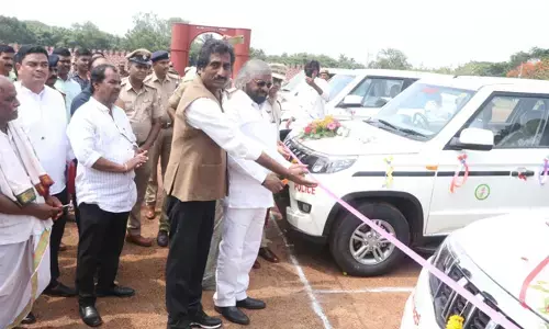 ಬೀದರ್ |  ಪೊಲೀಸ್ ಇಲಾಖೆಗೆ 7 ಬುಲೆರೋ, 2 ಸ್ಕಾರ್ಪಿಯೋ ವಾಹನ ಹಸ್ತಾಂತರಿಸಿದ ಸಚಿವ ಈಶ್ವರ್ ಖಂಡ್ರೆ