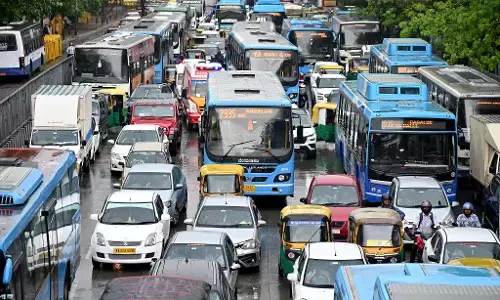 ಮಹಾ ಮಳೆಗೆ ರಸ್ತೆಯಲ್ಲೇ ನಿಂತ ವಾಹನಗಳು: ಬೆಂಗಳೂರು ನಗರದಲ್ಲೆಡೆ ಸಂಚಾರ ದಟ್ಟಣೆ